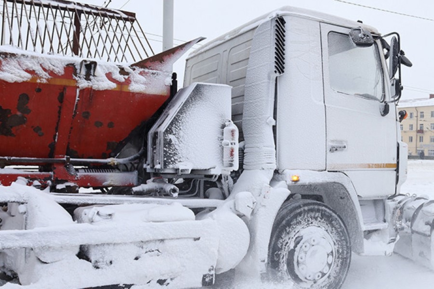 Почти 1,5 тыс. машин ЖКХ ночью и утром обрабатывали противогололедными материалами дороги в Беларуси