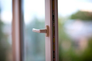 Пятилетняя девочка выпала из окна восьмого этажа в Гродно