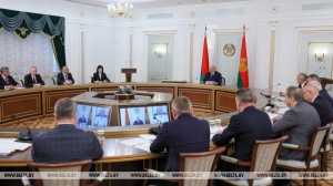 Лукашенко поручил минимизировать все риски в период уборочной