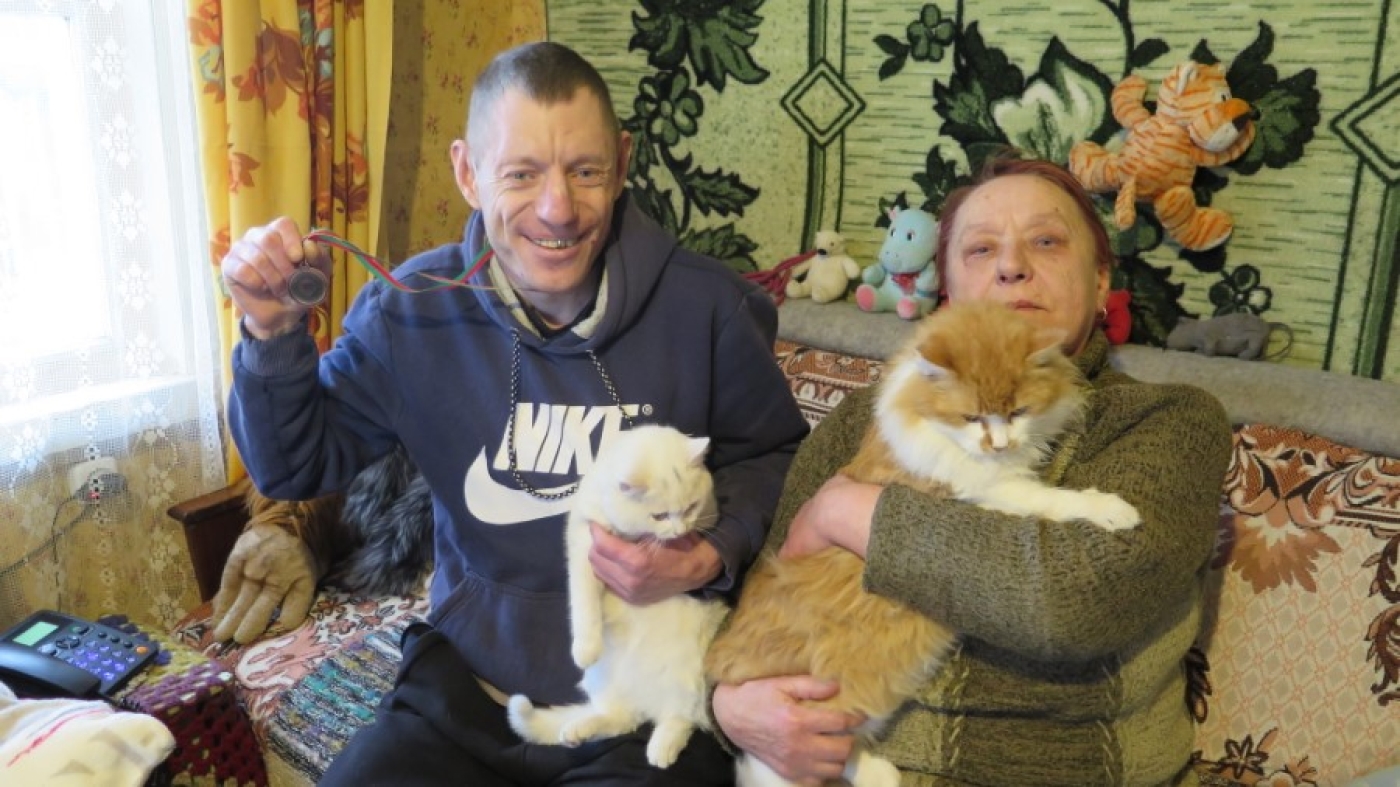 Сын Николай, мать Любовь, пес Жулик и пять котов