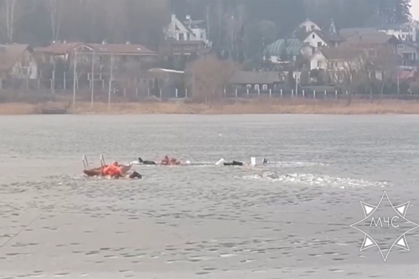 В Минском районе мужчина провалился под лед: его спасли работники МЧС