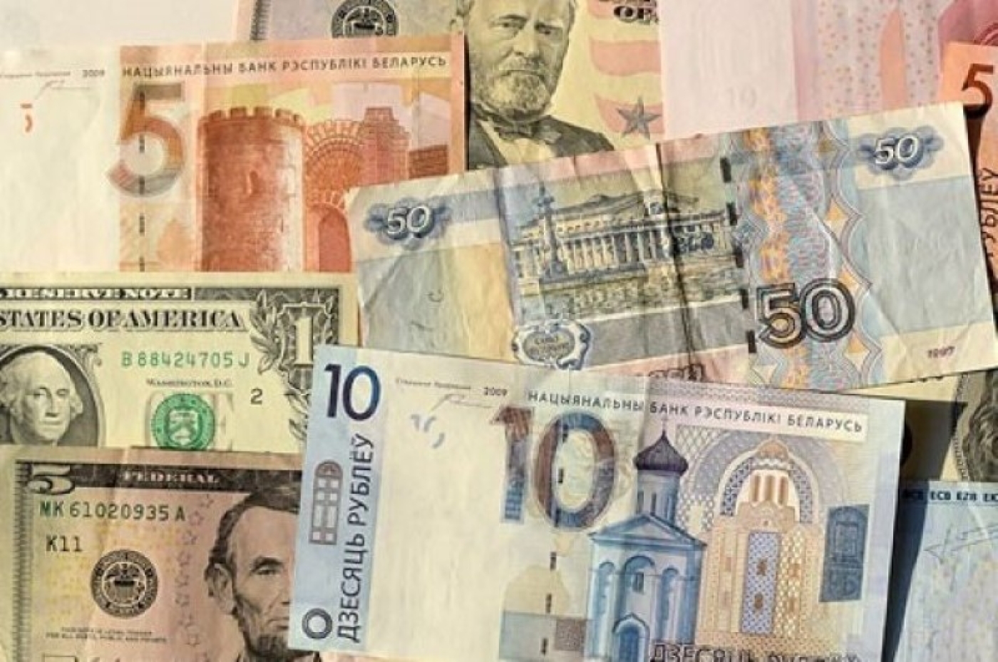 Российский рубль подешевел, доллар и юань подорожали на торгах 17 апреля