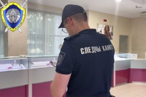 Угрожал продавцу предметом, похожим на пистолет. Следователи работают на месте нападения на ювелирный магазин в Минске