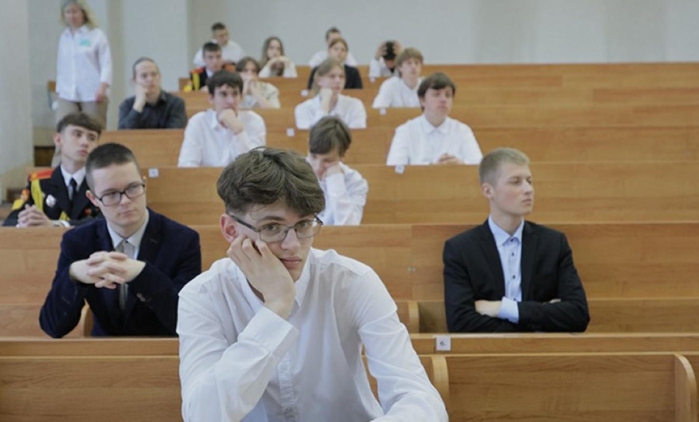 Централизованные испытания начались одновременно по всей стране