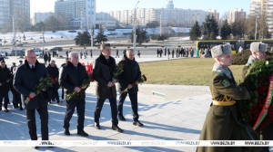 В День защитников Отечества к стеле "Минск - город-герой" возложили цветы