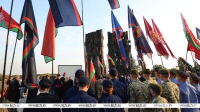 Траурный митинг и молитва состоялись у монумента "Врата памяти" в Тростенце