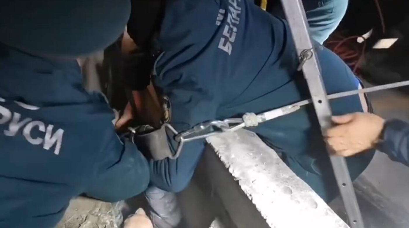 Минские спасатели освободили застрявшего в вентшахте мужчину