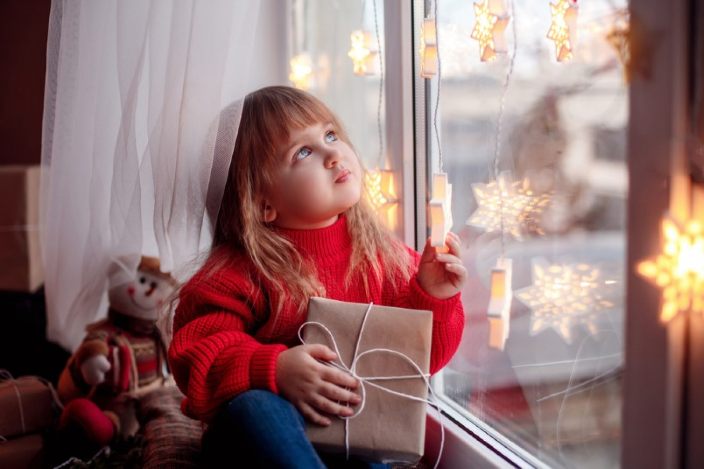 Жду деда мороза с подарками. Новый год дети. Фотосессия на окне новый год. Новогоднее чудо. Новогодняя фотосессия у окна.