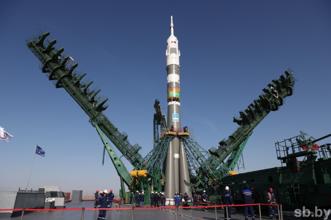 Как идут последние приготовления ракеты перед полетом Василевской в космос