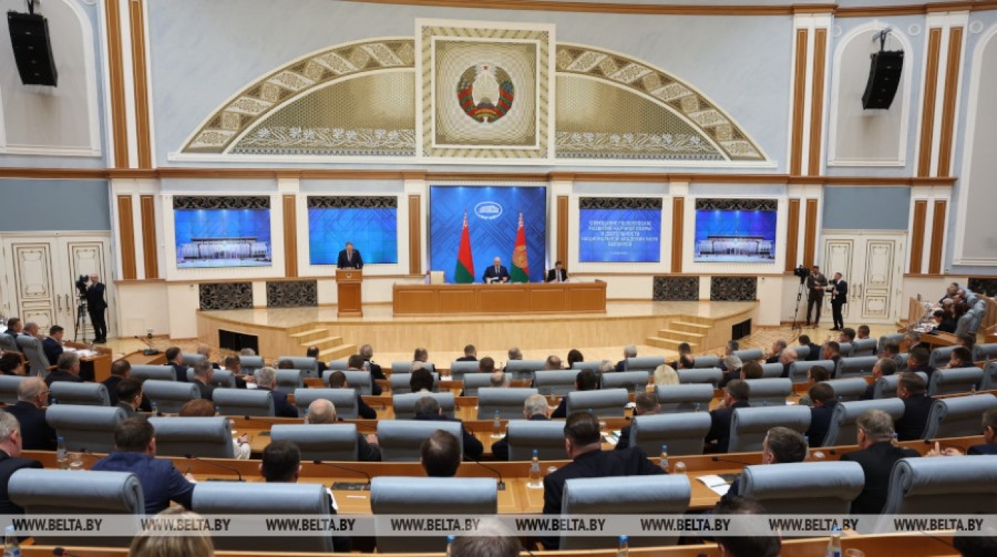 Лукашенко поручил до 1 января внести ему согласованные предложения по совершенствованию научной сферы