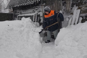 Соцработники в первую неделю года помогли в уборке снега более чем 30 тыс. пожилых граждан и инвалидов