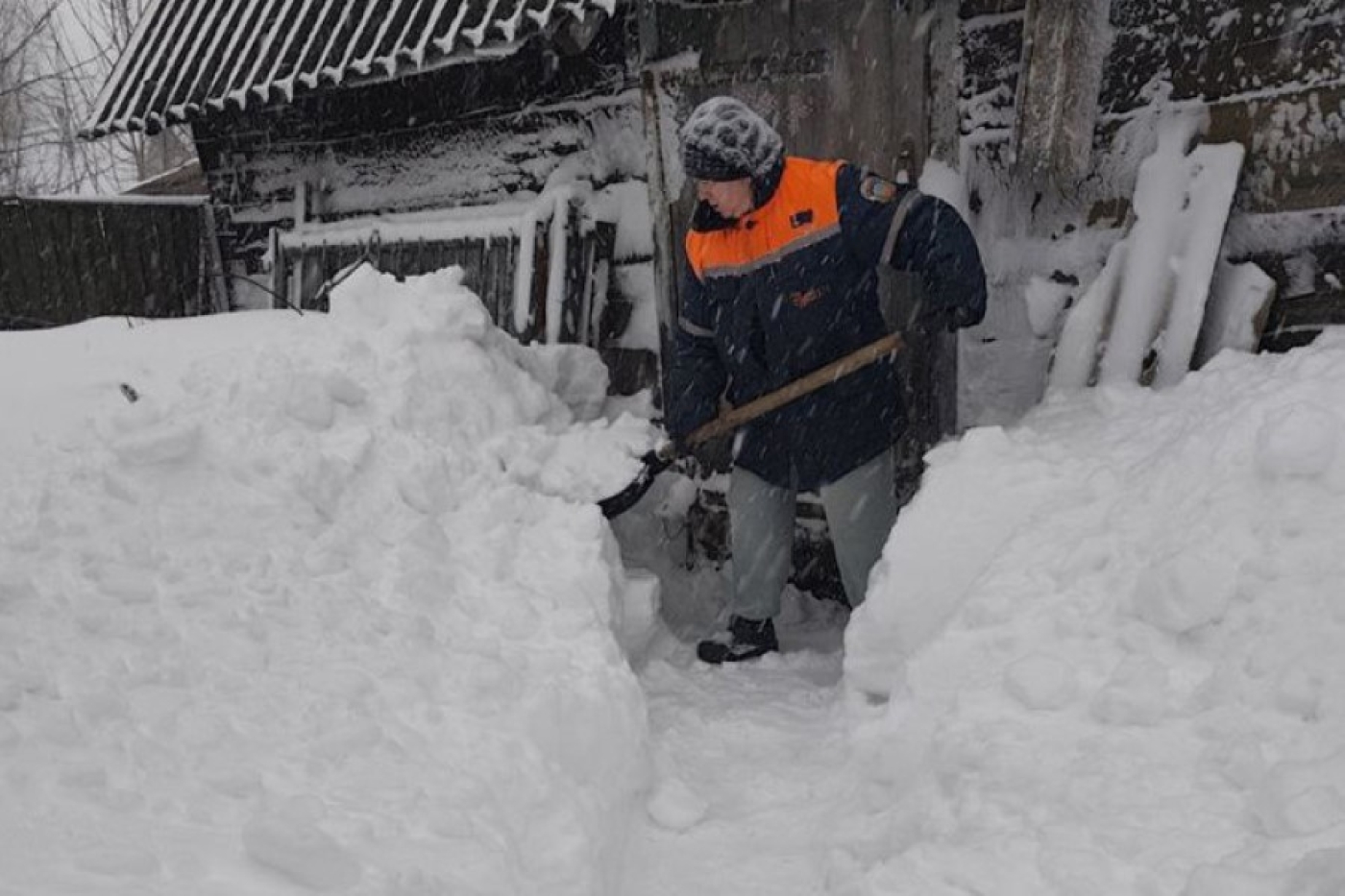 Соцработники в первую неделю года помогли в уборке снега более чем 30 тыс. пожилых граждан и инвалидов