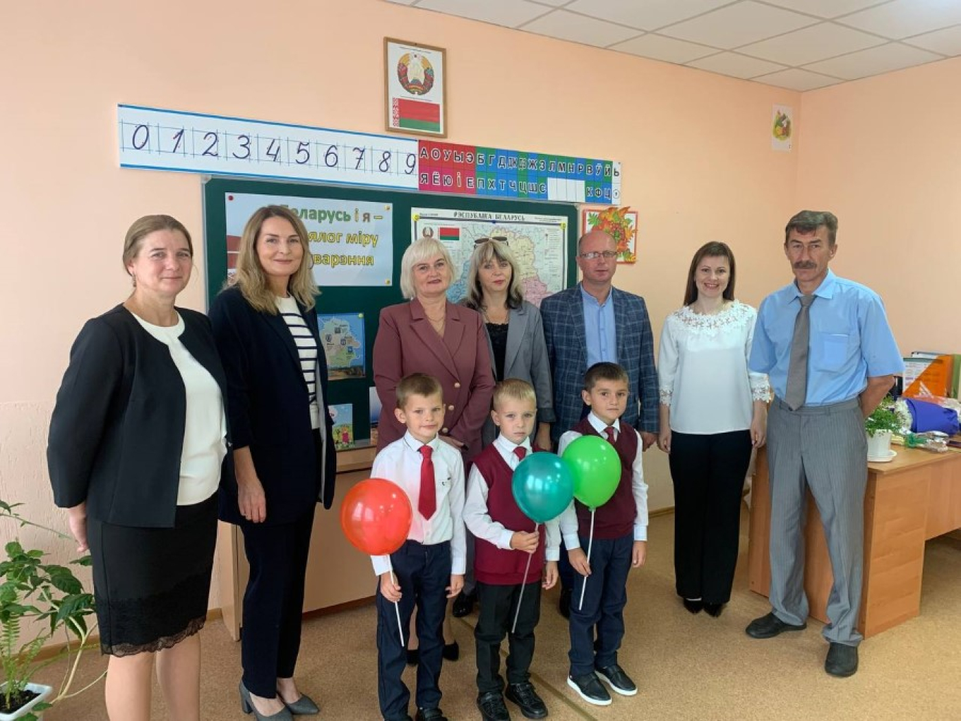 ФОТОРЕПОРТАЖ: Торжественная линейка в Ушанской школе