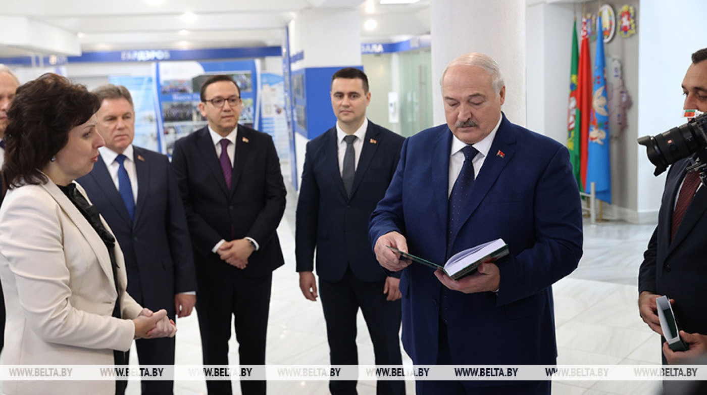 "Для меня это икона". Лукашенко рассказал, почему так требователен к учебникам