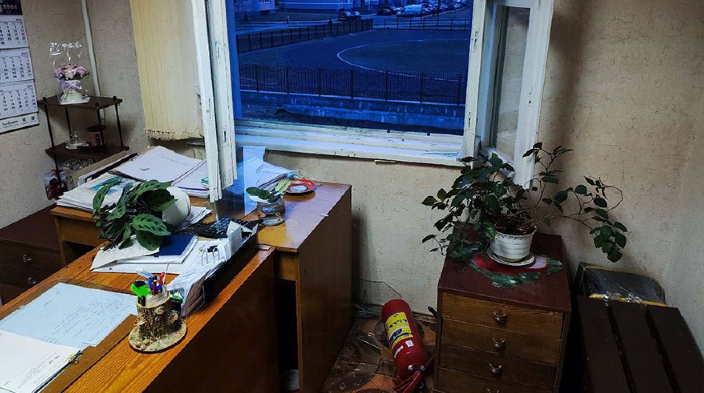 В Борисове мужчина разбил окно и повредил дверные коробки в ЖЭУ