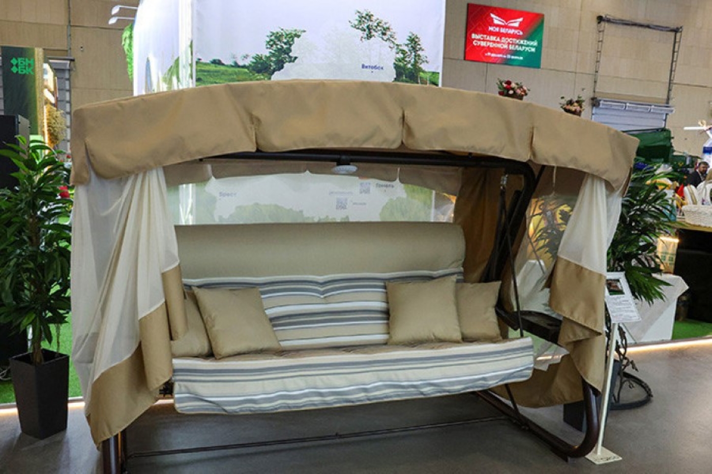 "Подумал, что надо себе заказать". Лукашенко присматривается к отечественным садовым качелям