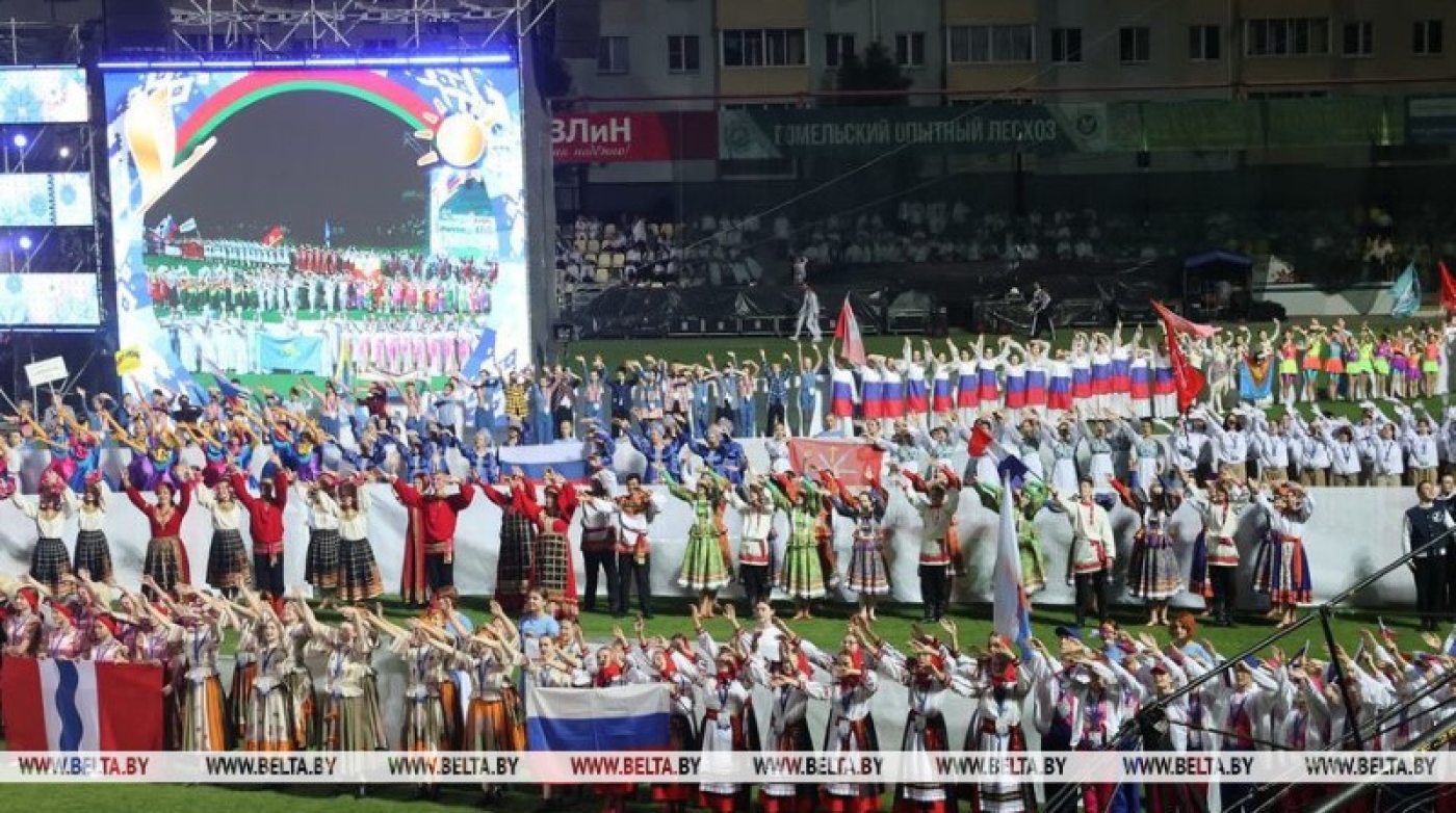 Магия и волшебство танца. Фестиваль "Сожскi карагод" открылся в Гомеле