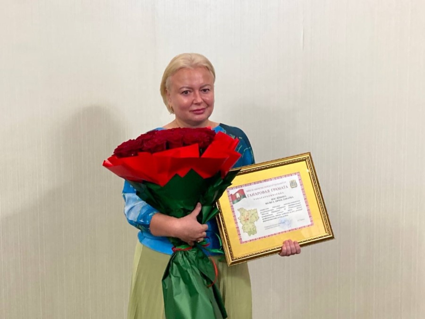 Александр Турчин вручил Почетную грамоту Минского облисполкома Ольге Маслёнкиной