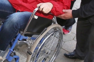 Где можно научиться правильному уходу за пожилыми и инвалидами, рассказали в Минтруда