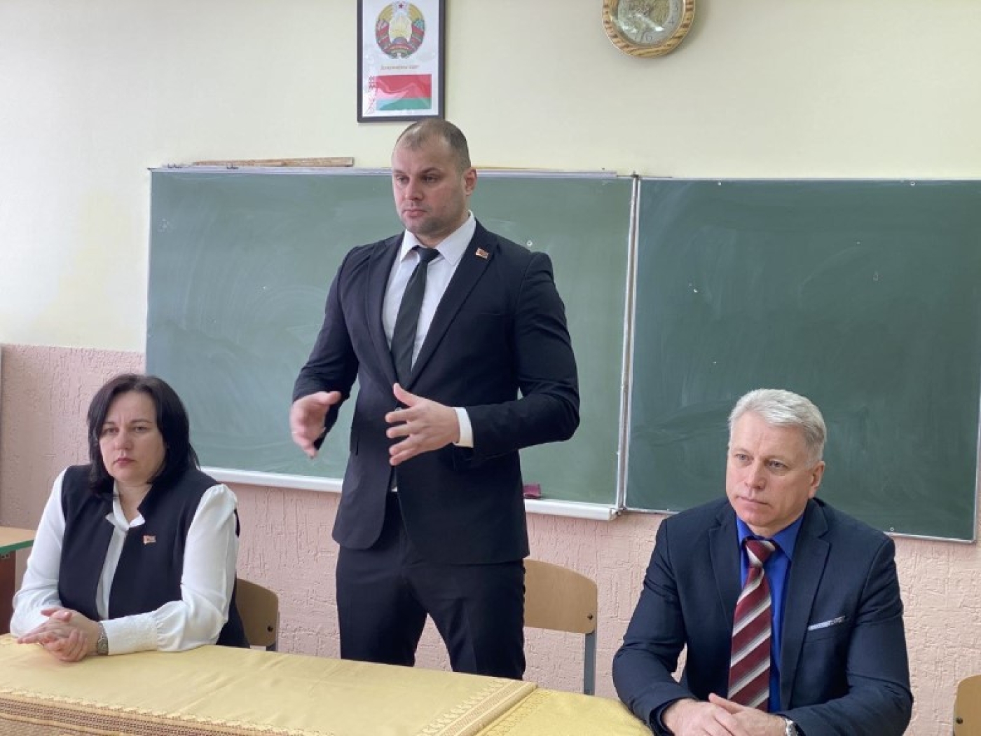 Кандидат в депутаты Минского областного совета Евгений Булойчик посетил Любушанскую школу