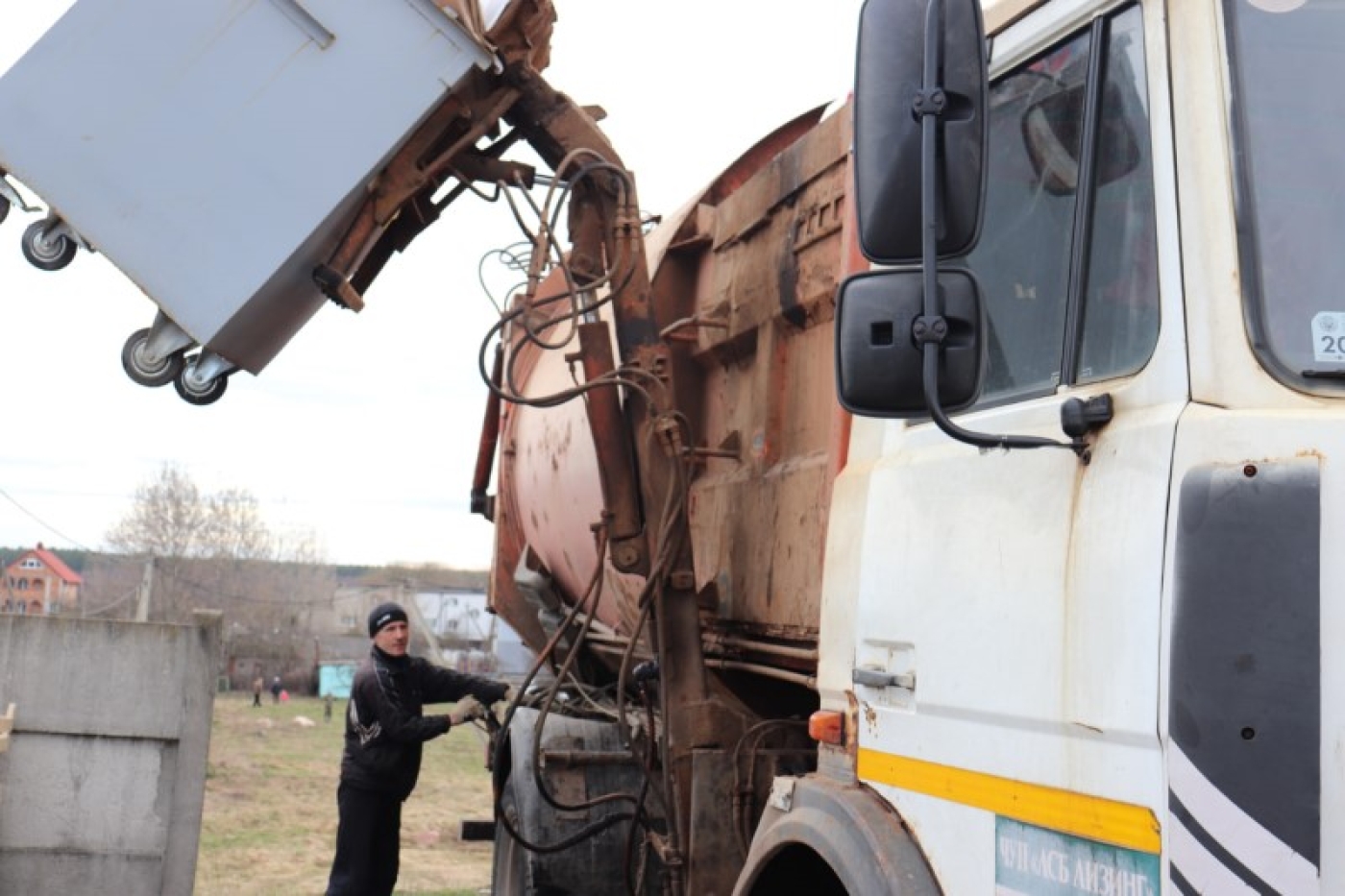 Работники коммунального хозяйства не расслабляются