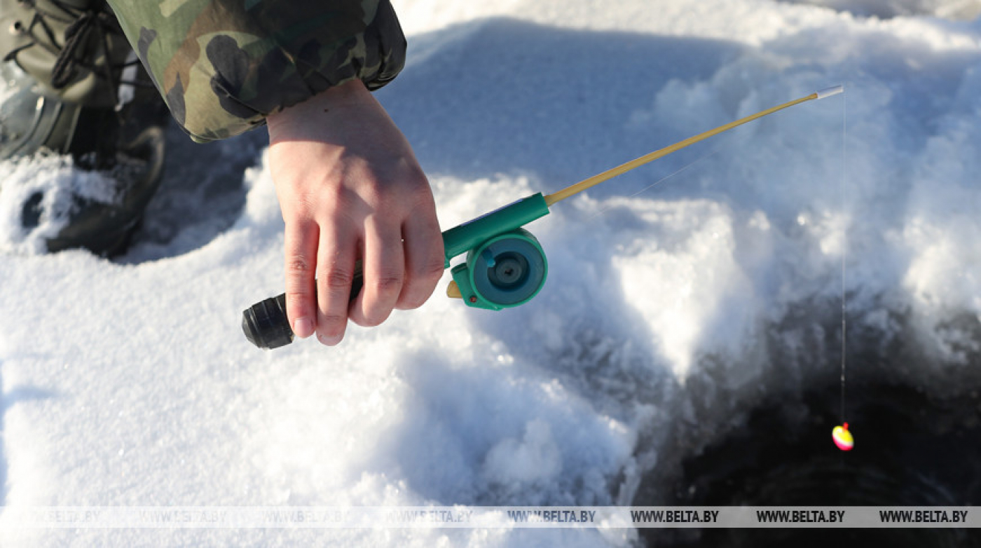 ОСВОД: зимой рыбачить лучше в районе действия спасательных станций и постов