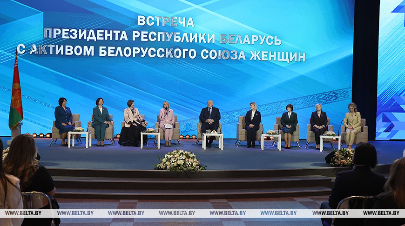 Лукашенко в преддверии 8 Марта вручил госнаграды 15 женщинам из различных регионов страны