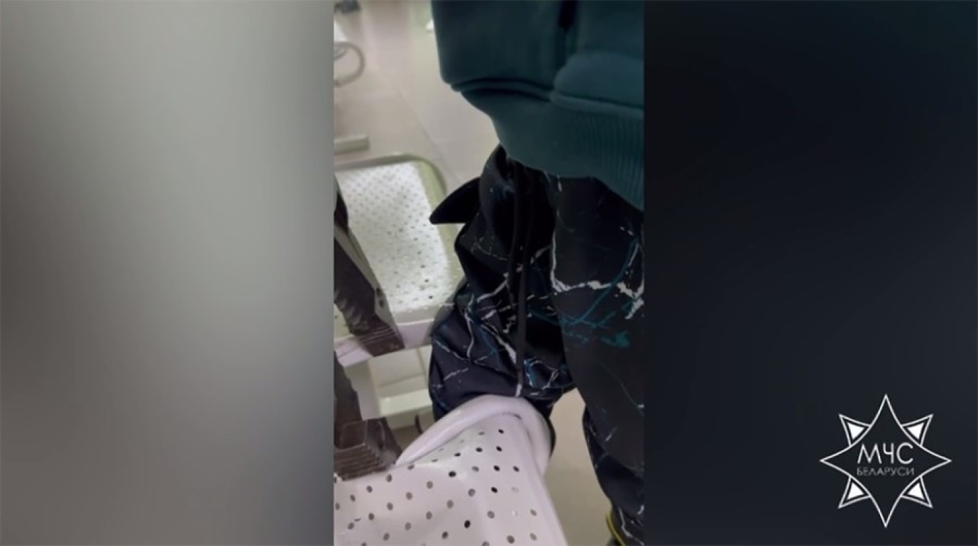 В Борисове мальчик засунул ногу между металлическими сиденьями и застрял, на помощь пришли спасатели