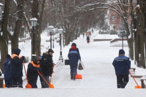 Работники ЖКХ в Беларуси работают в круглосуточном режиме на расчистке снежных завалов