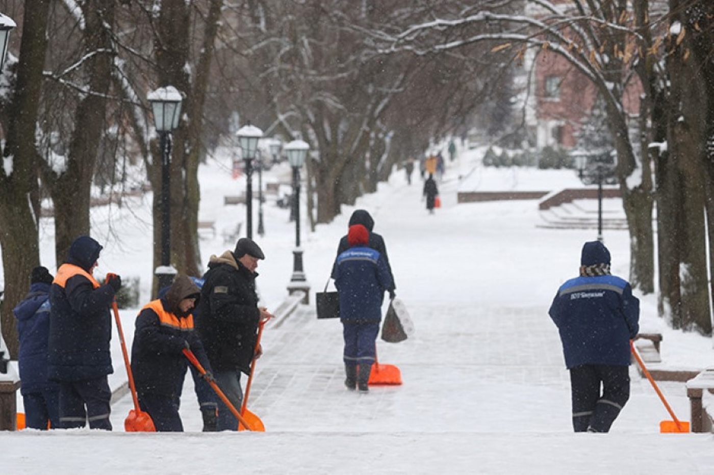 Работники ЖКХ в Беларуси работают в круглосуточном режиме на расчистке снежных завалов