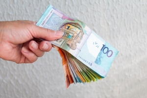 Российский рубль и доллар подорожали, юань подешевел на торгах 17 мая