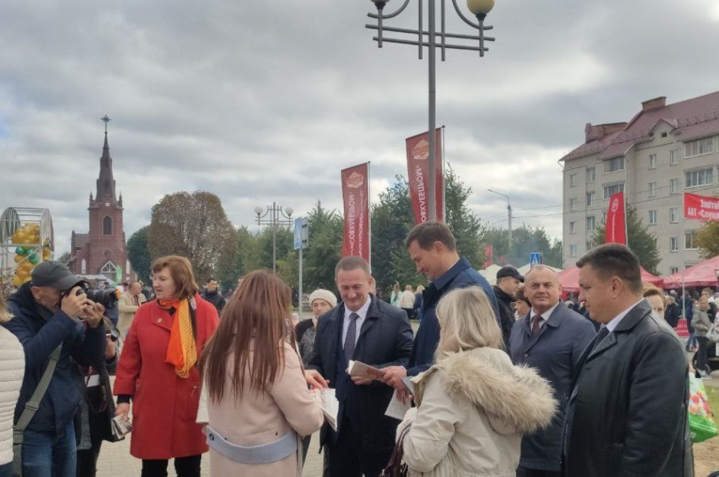 Александр Турчин и Максим Рыженков ознакомились с выставками на "Дожинках" в Столбцах