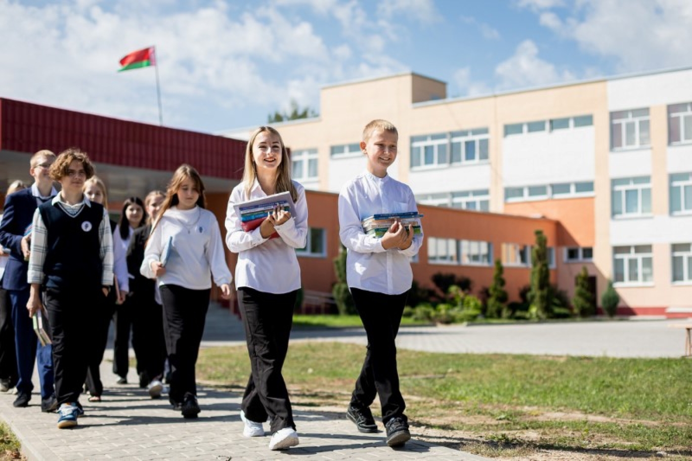 Единовременную матпомощь получат около 240 тыс. школьников из более чем 115 тыс. многодетных семей