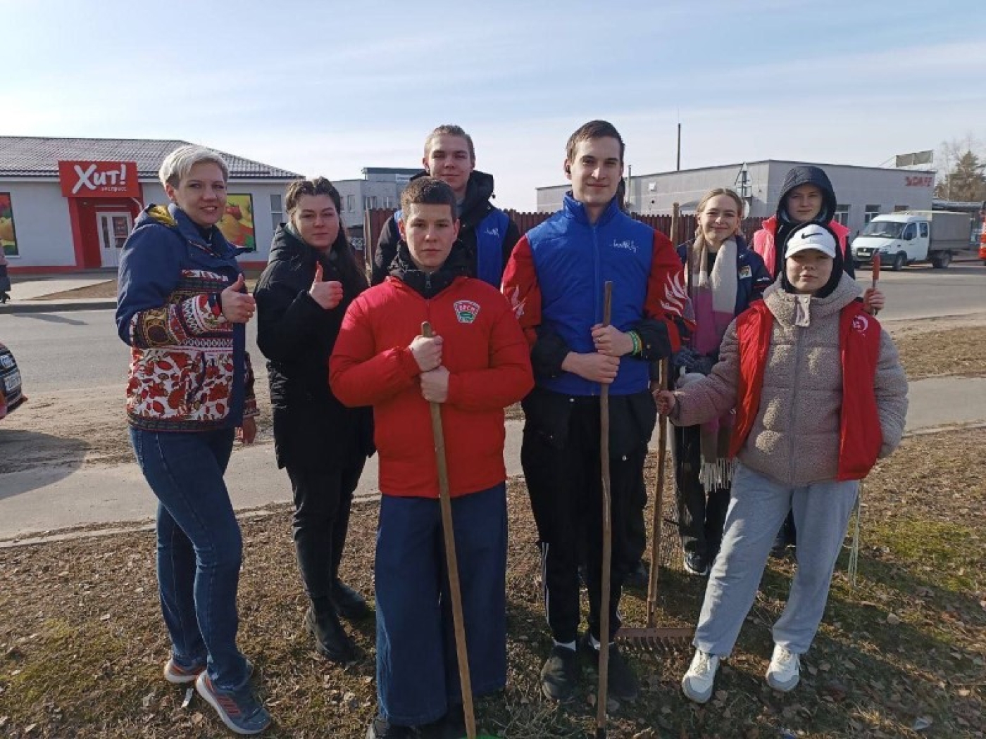 Молодежь навела порядок в парке семейных деревьев