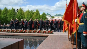 Лукашенко вместе с зарубежными лидерами возложил цветы и венок к Могиле Неизвестного Солдата у стен Кремля