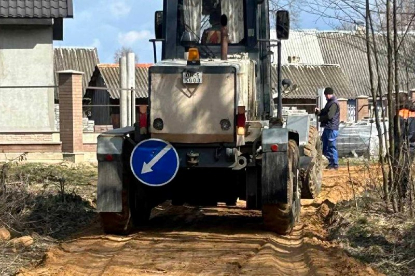 Техника ЖКХ работала в деревне Красный Берег