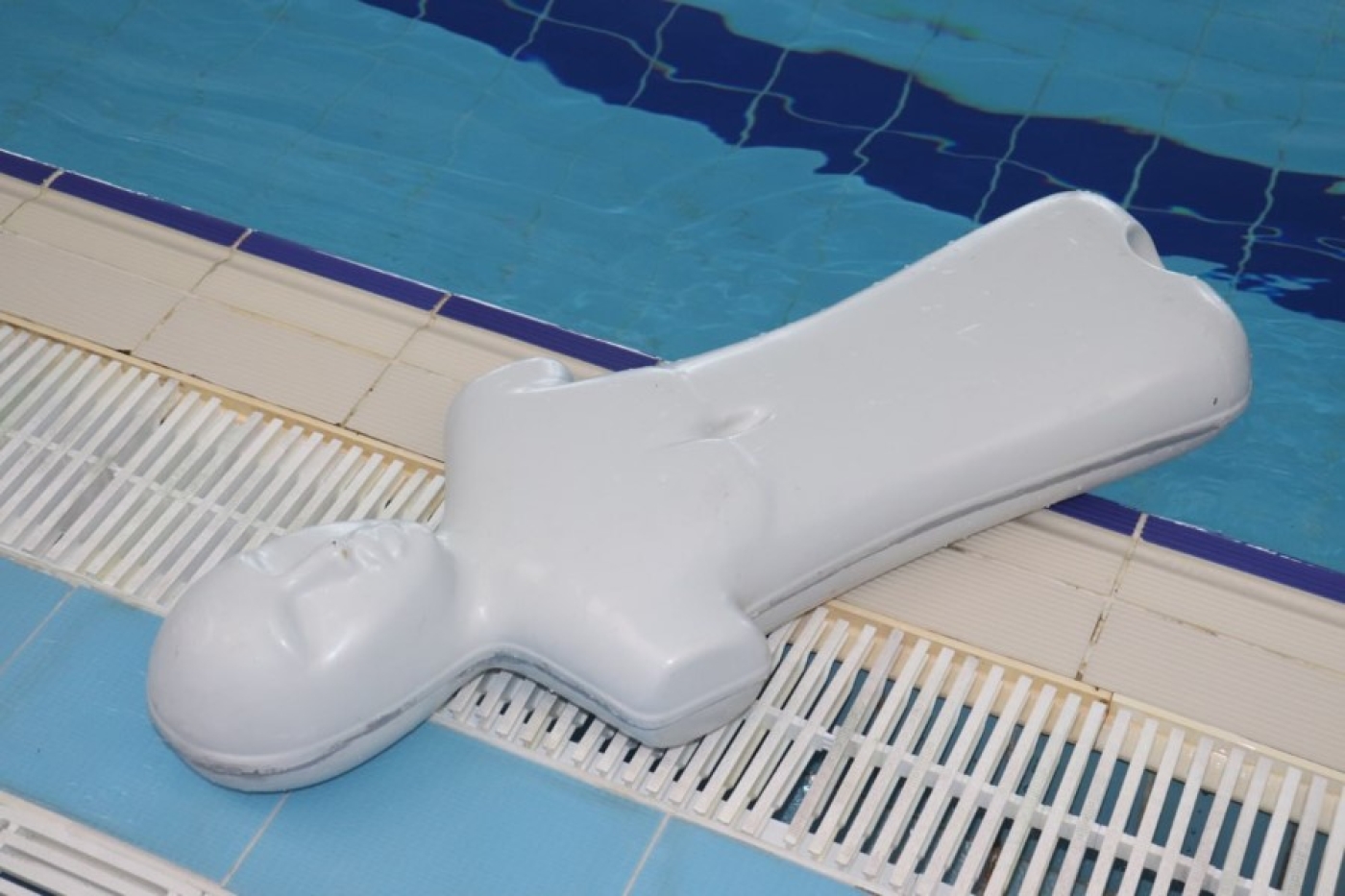 Школьники отработали навыки спасения на воде