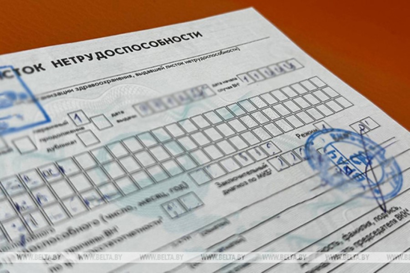 Как рассчитывается больничный при изменении минимальной зарплаты, разъяснили в Минтруда