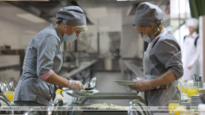 Иванец, комментируя слухи о запрете учителям питаться в школьных столовых: ни в одной школе Беларуси нет проблем с питанием учителей в школьных столовых