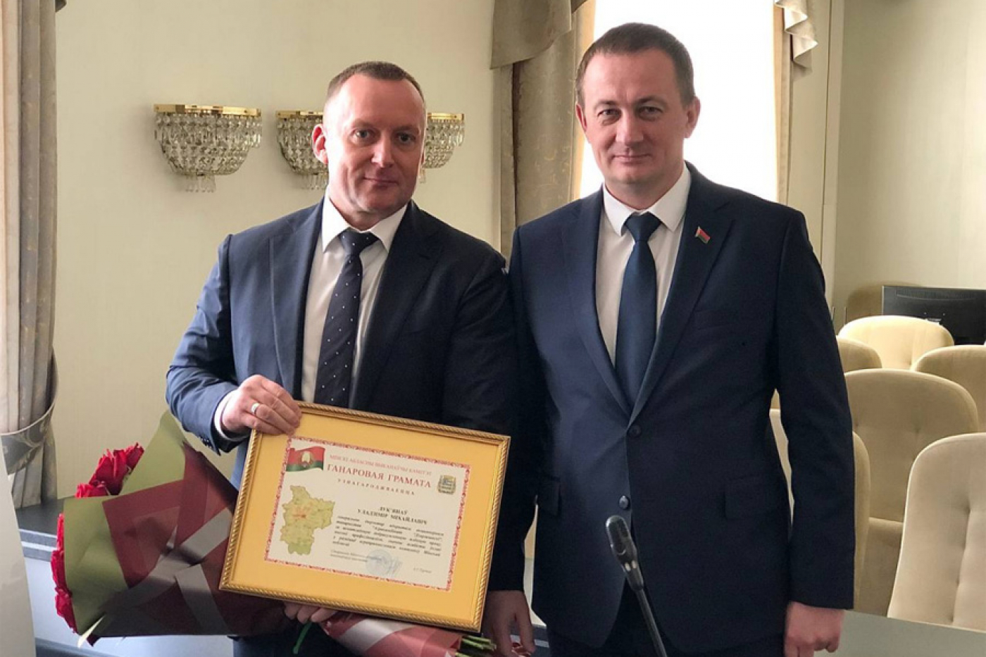 Заслуженная награда за труд. Александр Турчин вручил Почетную грамоту Владимиру Лукьянову