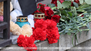 Белорусы несут цветы к посольству России в память о погибших в школе Ижевска