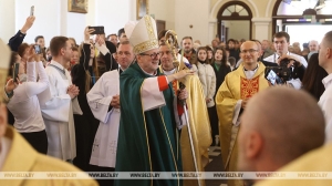 С букетом васильков в руках. Что говорил о белорусах спецпосланник Папы Римского в Бресте
