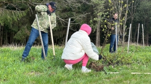 Чище, краше, зеленее. Министерства и ведомства Беларуси участвуют в республиканском субботнике