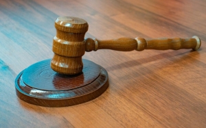 Поскользнулась и упала. Кто ответил за нечищенную дорожку в Житковичах?