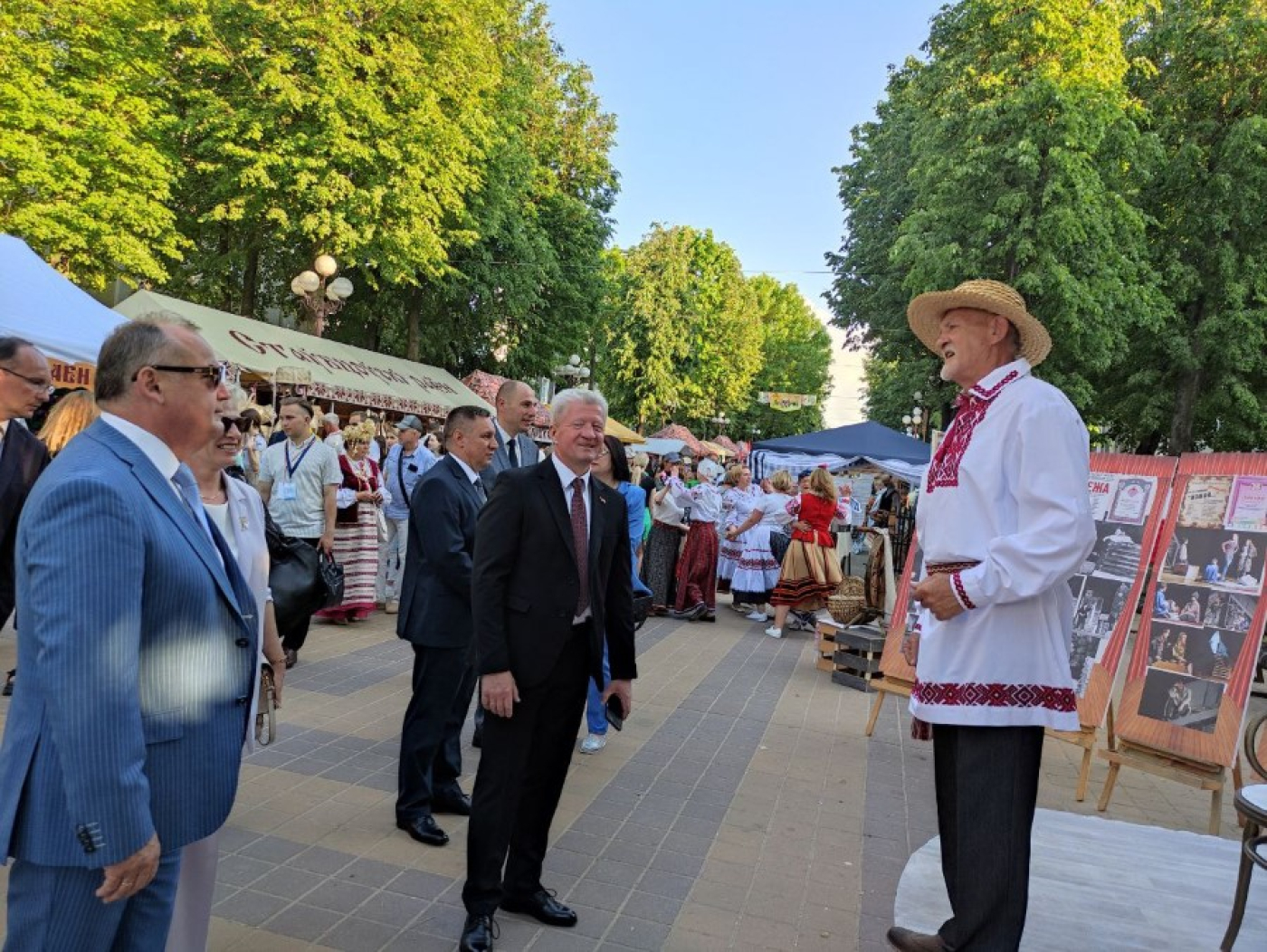 Министр культуры и заместитель председателя Миноблисполкома посетили выставки Березинского района