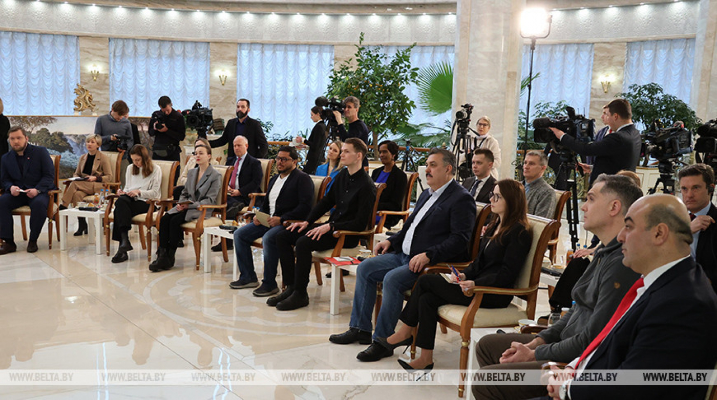 О войне и мире, геополитике и реакции на экономические провокации. Подробности трехчасового интервью Президента