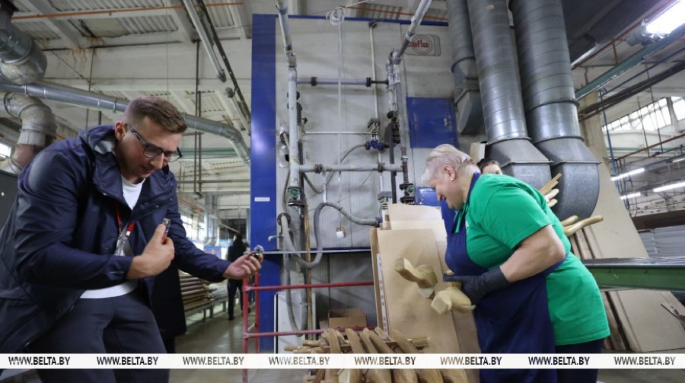 "Поддержка традиций и упор на качество". Гостей и участников "Марафона единства" встретили на "Молодечномебели"