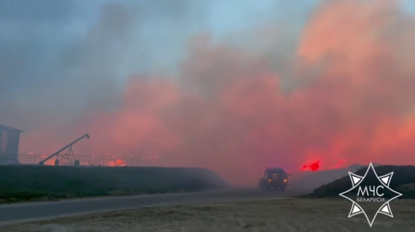 В Несвижском районе горят скирды соломы, на месте работают спасатели