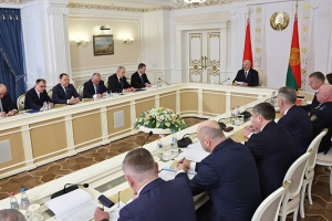 "Сколько мы тратим денег!" Лукашенко поручил скорректировать режим освещения на улицах