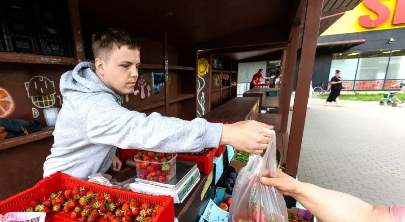 Штраф до 1200 рублей. Когда нельзя пробовать ягоды на рынке